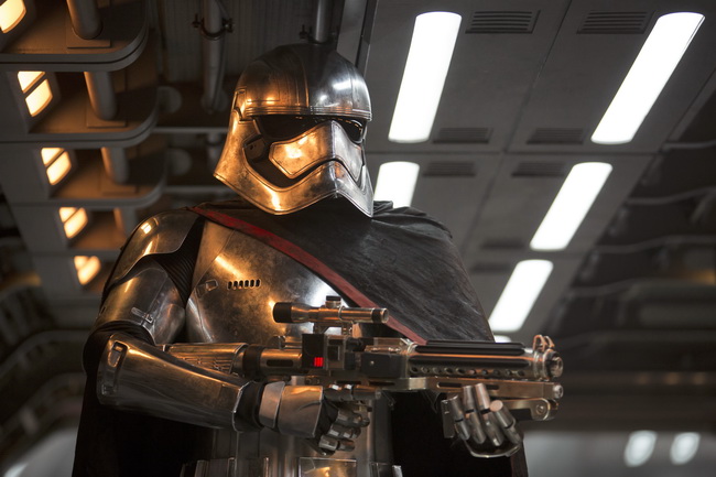 17 Star Wars 7 Reveil Force Captain Phasma Gwendoline Christie